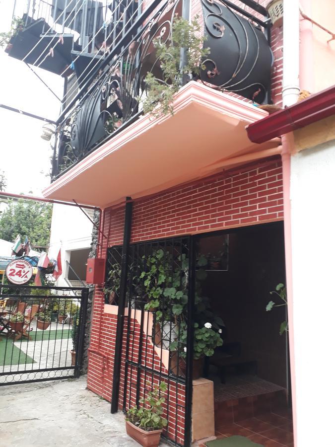 Guest House Nino Batoumi Extérieur photo